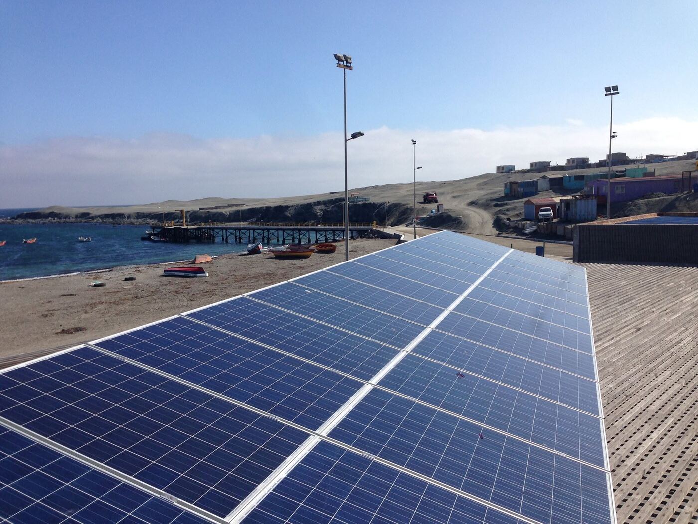 Sistema fotovoltaico instalado en el borde costero del norte de Chile